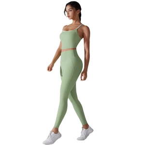 Ensemble de yoga vert menthe avec brassière croisée et legging de sport à taille haute