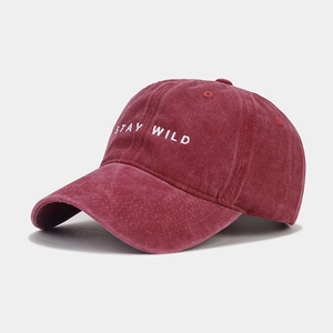 Dettaglio cappellino in cotone bordeaux con ricamo STAY WILD bianco ricamato