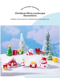 Gros plan de figurines de Noël miniatures avec bonhomme de neige et maison sur fausse neige