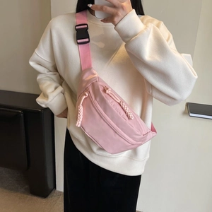 Marsupio in nylon rosa con tracolla regolabile e dettaglio zip in corda intrecciata