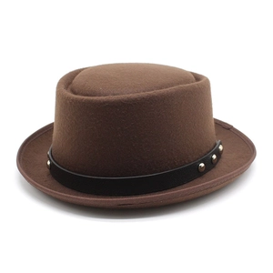 Chapeau fedora en laine marron à bord plat avec ruban en cuir noir et rivets argentés