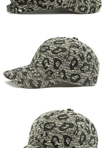Viste dettagliate di un cappellino da baseball con motivo leopardato bianco e nero e rete