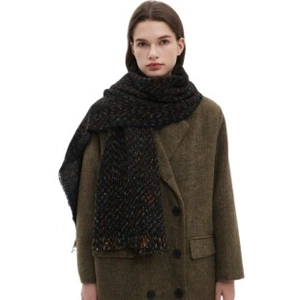 Detail eines schwarzen Strickschals mit farbigem Garn und langen Fransenquasten