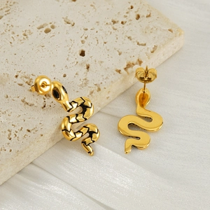 Boucles d'oreilles serpent dorées avec yeux verts et texture d'écailles sur pierre