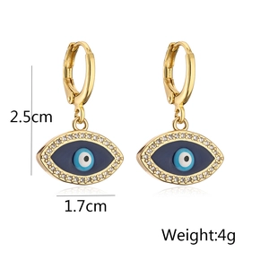 Detailansicht der 18K vergoldeten Evil Eye Ohrringe mit Zirkonia und Größenangaben