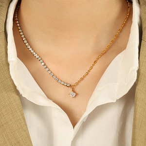 Collier doré élégant avec pendentif diamant carré porté par un mannequin féminin