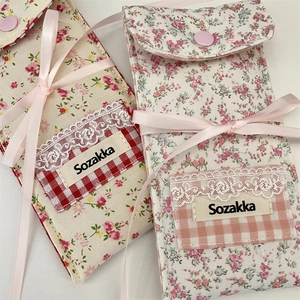Nahaufnahme von Brillenetuis mit Blumenmuster, Patchwork, Spitze und Schleifen