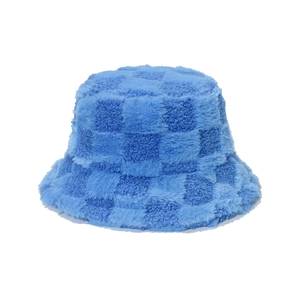 Détail du chapeau bob en peluche à damier bleu montrant la texture en fausse fourrure