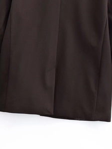 Detailansicht des Rückenschlitzes und der feinen Nähte am dunkelbraunen Anzug-Blazer