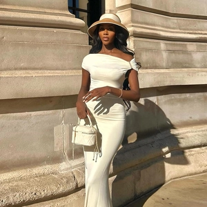 Robe longue blanche chic à épaules dénudées en tissu élastique soyeux pour femme