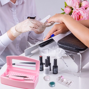 Rosa Sterilisationsbox für Nagelwerkzeuge mit Tablett und Deckel in Salonumgebung