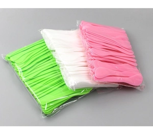 Bulk set of plastic facial mask spatulas in green, white, and pink for beauty mixing