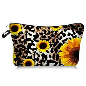 Détail de la trousse avec imprimé léopard et tournesol et dragonne noire pratique