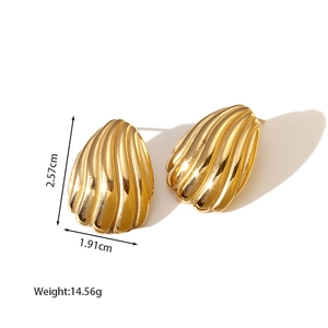 Detailed view of 18K gold stainless steel fan earrings with dimensions 2.57cm and 1.91cm