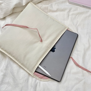 Dettaglio interno della custodia trapuntata per laptop con scomparto iPad e nastro rosa
