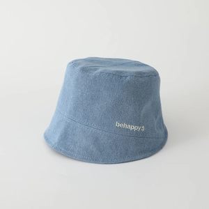 Détail d'un chapeau bob en jean bleu clair avec broderie blanche 'be happy'