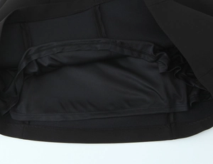 Gros plan de la doublure noire avec coutures de qualité et texture de tissu lisse et soyeuse