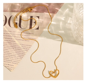 Détail du collier pendentif cœur plaqué or 18 carats avec une chaîne serpent élégante