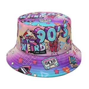 Détail du motif rétro 90s avec cassettes et texte sur chapeau bob dégradé rose