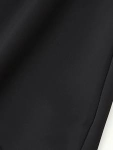 Detailaufnahme der schwarzen Spitzenstofftextur mit dichter Webung und mattem Finish