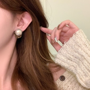 Vintage leopard print heart earrings with pearls on model for a minimalist ethnic look