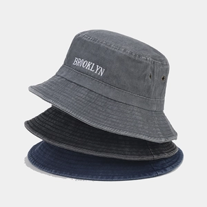 Détail de bobs en coton empilés en gris, noir et bleu marine avec broderie Brooklyn chic