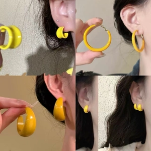 Minimalistische gelbe geometrische Harz-Ohrringe im Set für Damen mit runden Creolen-Designs