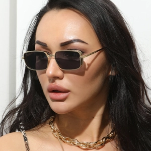 Nahaufnahme der quadratischen Retro-Sonnenbrille mit Metallrahmen und goldener Kette