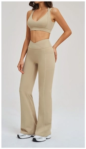 Détail du pantalon de yoga évasé avec taille croisée et poche latérale pratique