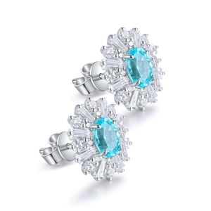 Dettaglio di orecchini a lobo a girasole in argento con gemma azzurra e zirconi