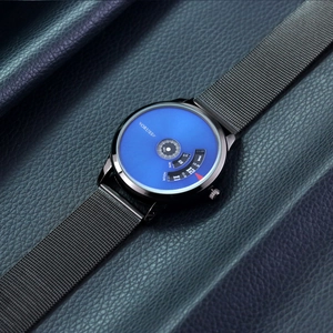 Detail der ORUSS Uhr mit schwarzem Mesh-Armband und blauem Zifferblatt auf Lederhintergrund