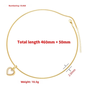 Collier avec pendentif cœur évidé doré, perles artificielles et chaîne de 460mm