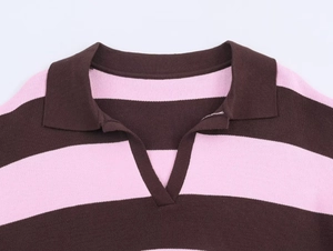 Dettaglio del colletto polo di un maglione a maglia a righe rosa e marroni ampie
