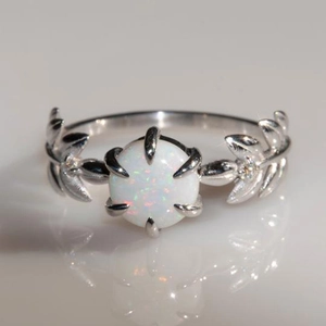 Elegante anello in argento a foglia con opale bianco rotondo e accenti di zirconi scintillanti