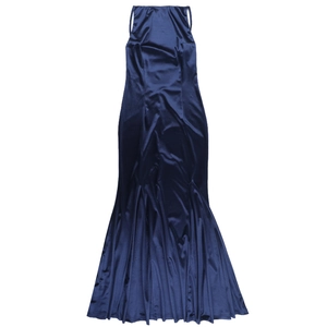 Détail du tissu en satin bleu marine et de l'ourlet en queue de poisson de la robe de soirée