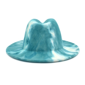 Détail du motif tie-dye bleu et blanc sur ce chapeau fedora en feutre de laine