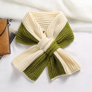 Détail de l'écharpe en maille bicolore beige et verte avec motif à texture côtelée