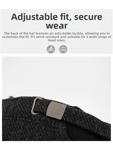 Dettaglio del cappello invernale in maglia con fibbia regolabile e fodera calda