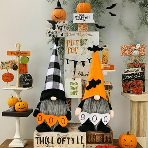 Dettaglio di gnomi di Halloween con bandiere BOO, cappelli a scacchi e arancioni su sfondo rustico