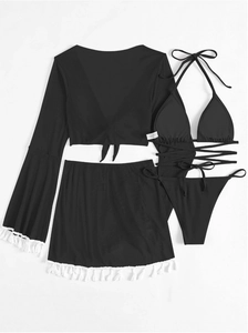 Flachbild des schwarzen 4-teiligen Bikinisets mit Fransenbesatz und Mesh-Strandrock