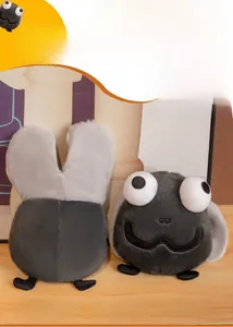 Vue détaillée de la peluche mouche mignonne montrant la fourrure douce et les grands yeux