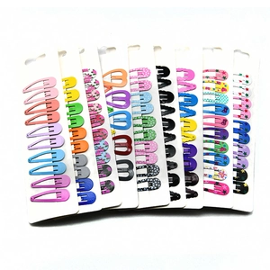 Détail d'un lot de barrettes à cheveux en métal de 5cm avec divers motifs imprimés