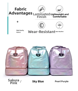 Detailansicht wasserfester Metallic-Sporttaschen in Pink, Blau und Lila aus Nylon