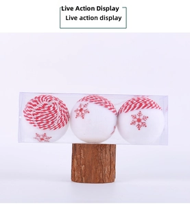 Tre palline di Natale bianche con fiocchi di neve rossi in scatola trasparente