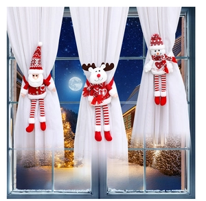 Detailansicht von gestrickten Weihnachtsmann, Rentier und Schneemann Vorhanghaltern