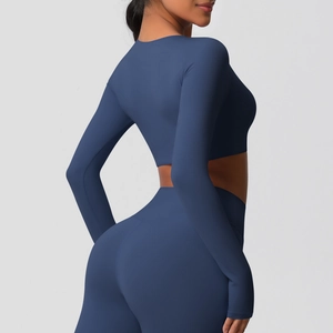 Détail de l'ensemble de sport bleu marine avec legging de compression taille haute