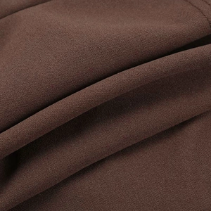 Gedetailleerd macro-opname van donkerbruine geweven stof met zachte chiffon textuur