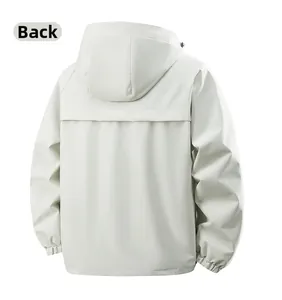 Vue arrière d'une veste softshell blanche à capuche en tissu coupe-vent et design à couches