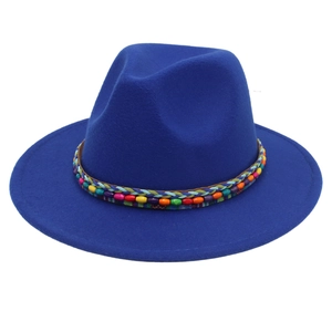 Détail d'un chapeau fedora bleu roi en laine avec une bande ethnique tissée main