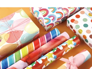 Details verschiedener Regenbogen-Geschenkpapierrollen und passende Geschenkboxen